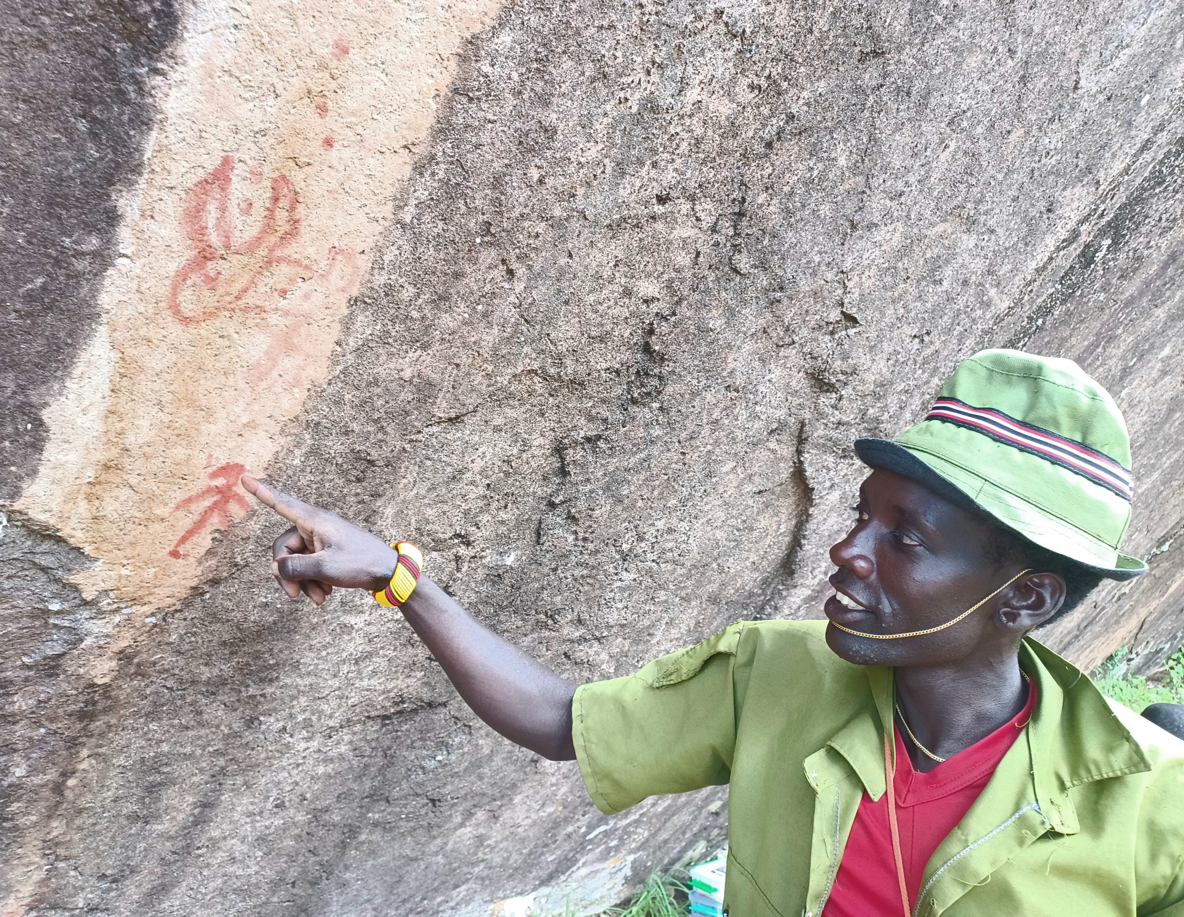 Ljinai pointing at bull